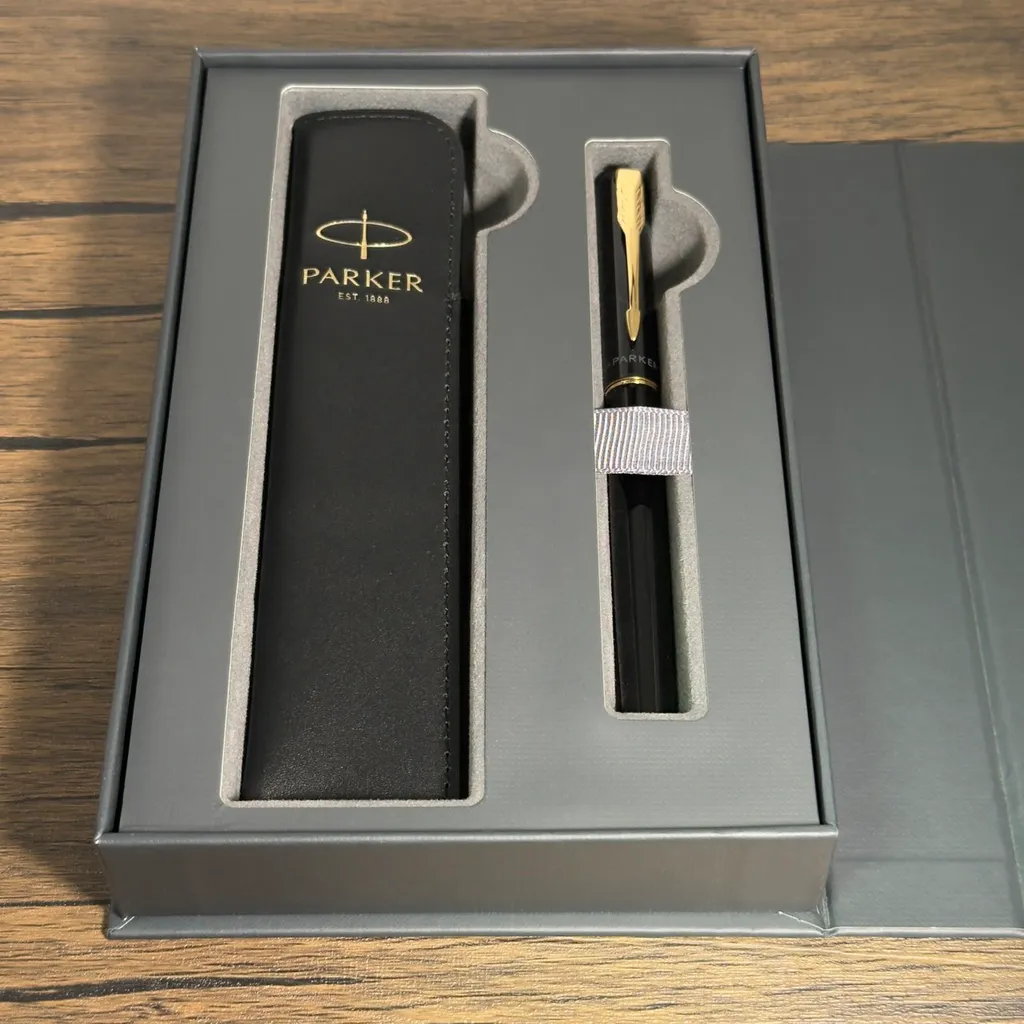 (可加購刻字服務)【PARKER 派克】威雅XL幻影黑鋼珠筆 真皮筆套禮盒 2201691PG✿50B005